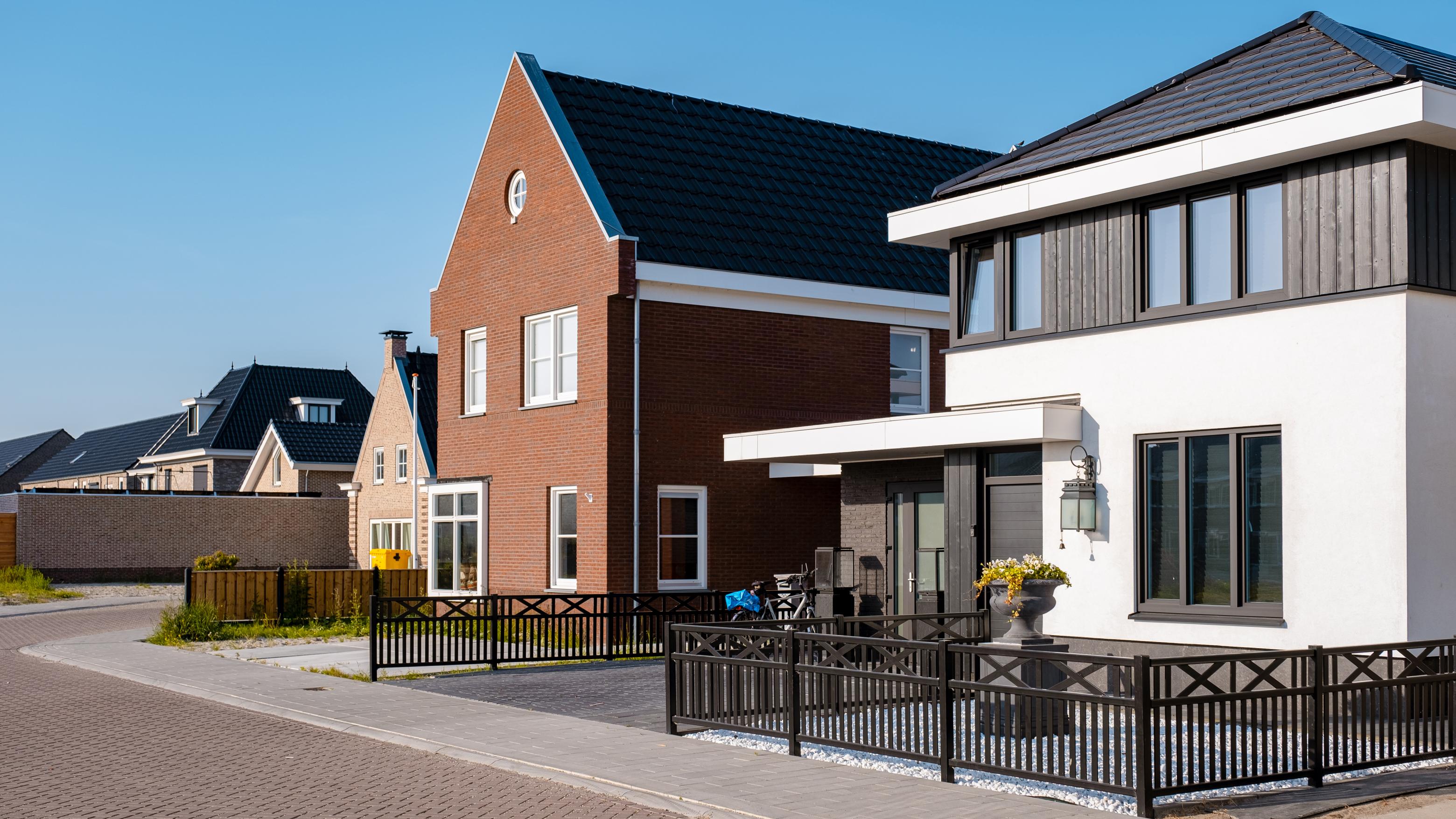 Moderne Nederlandse woonwijk met duurzame woningen